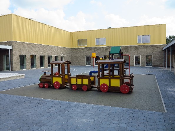 De speelplaats in de nieuwe school in Halle
