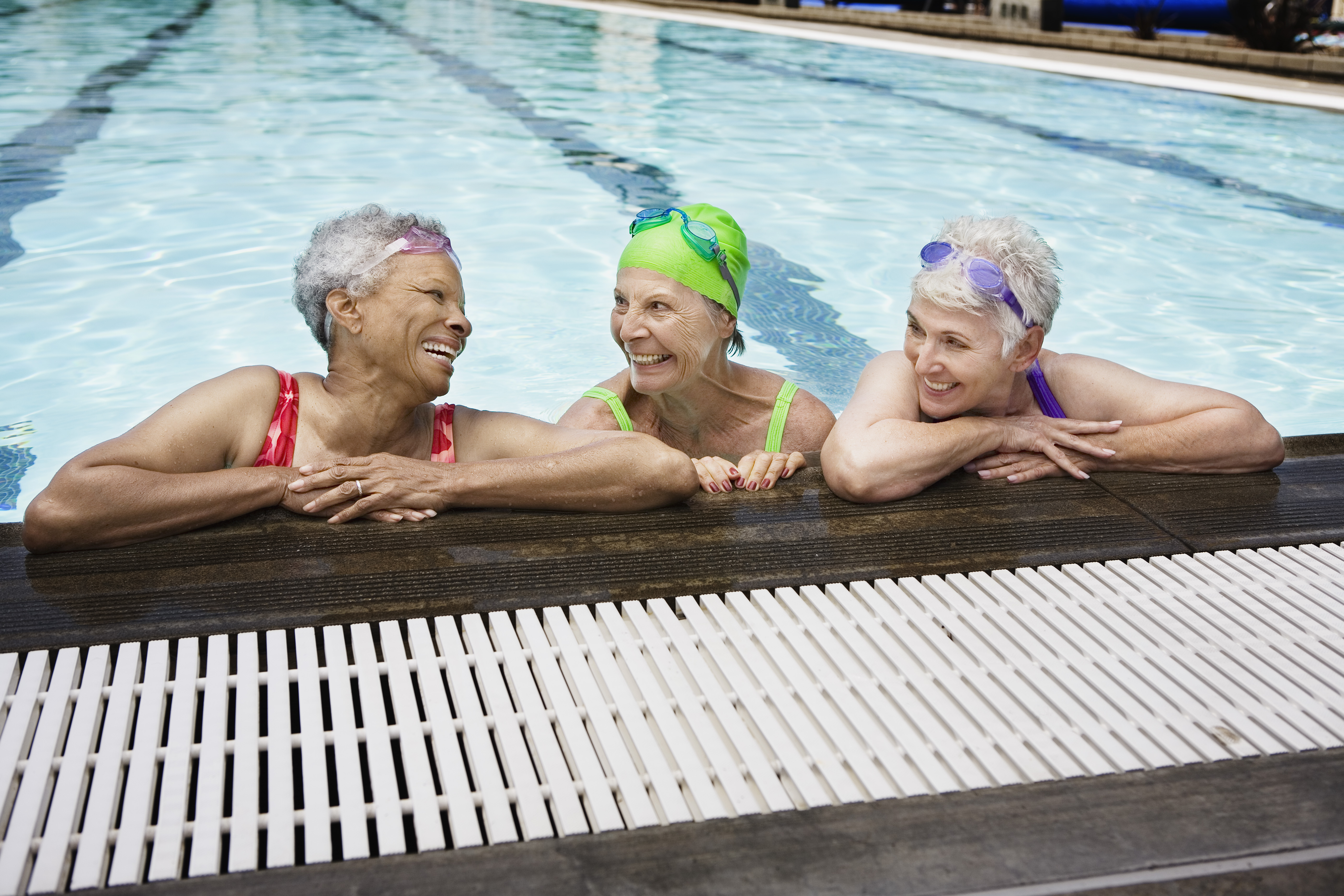 Senioren genieten samen in een zwembad