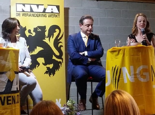 Bart luistert, en antwoordt op de vragen.