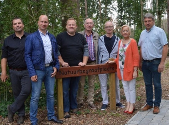 N-VA Geel bezoekt natuurbegraafplaats in Halle, waar reeds 6 mensen rusten in het bos bij Villa Markey N-VA Geel bezoekt natuurbegraafplaats in Halle, waar reeds 6 mensen rusten in het bos bij Villa Markey