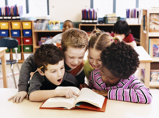 4 kindjes lezen samen een boek in het basisonderwijs