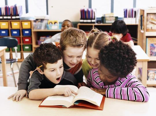 4 kindjes lezen samen een boek in het basisonderwijs 4 kindjes lezen samen een boek in het basisonderwijs