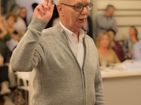 Voorzitter van de Gemeente- en OCMW-raad Marcel De Vos legt de eed af