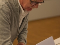 Voorzitter van de Gemeente- en OCMW-raad Marcel De Vos ondertekent het document van de eedaflegging