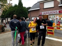 Liesbeth met gemeenteraadslid Michaël na aankomst stratenloop in Halle