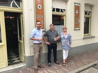 Foto 2 : Schepen Danny Van de Velde en Olivier Rul in overleg met Ko , cafébazin van café De Pelikaan in Halle