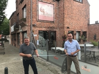 Foto 3 : Schepen Danny Van de Velde en Olivier Rul tijdens de opmetingen bij Bar-Bistro De Lindeloo tijdens de opmetingen van het terras die in een gemoedelijke sfeer doorgingen